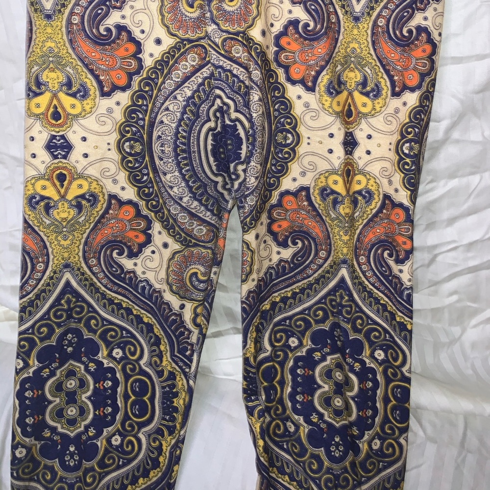 Pattern Design Leggings - Picture 2 of 4